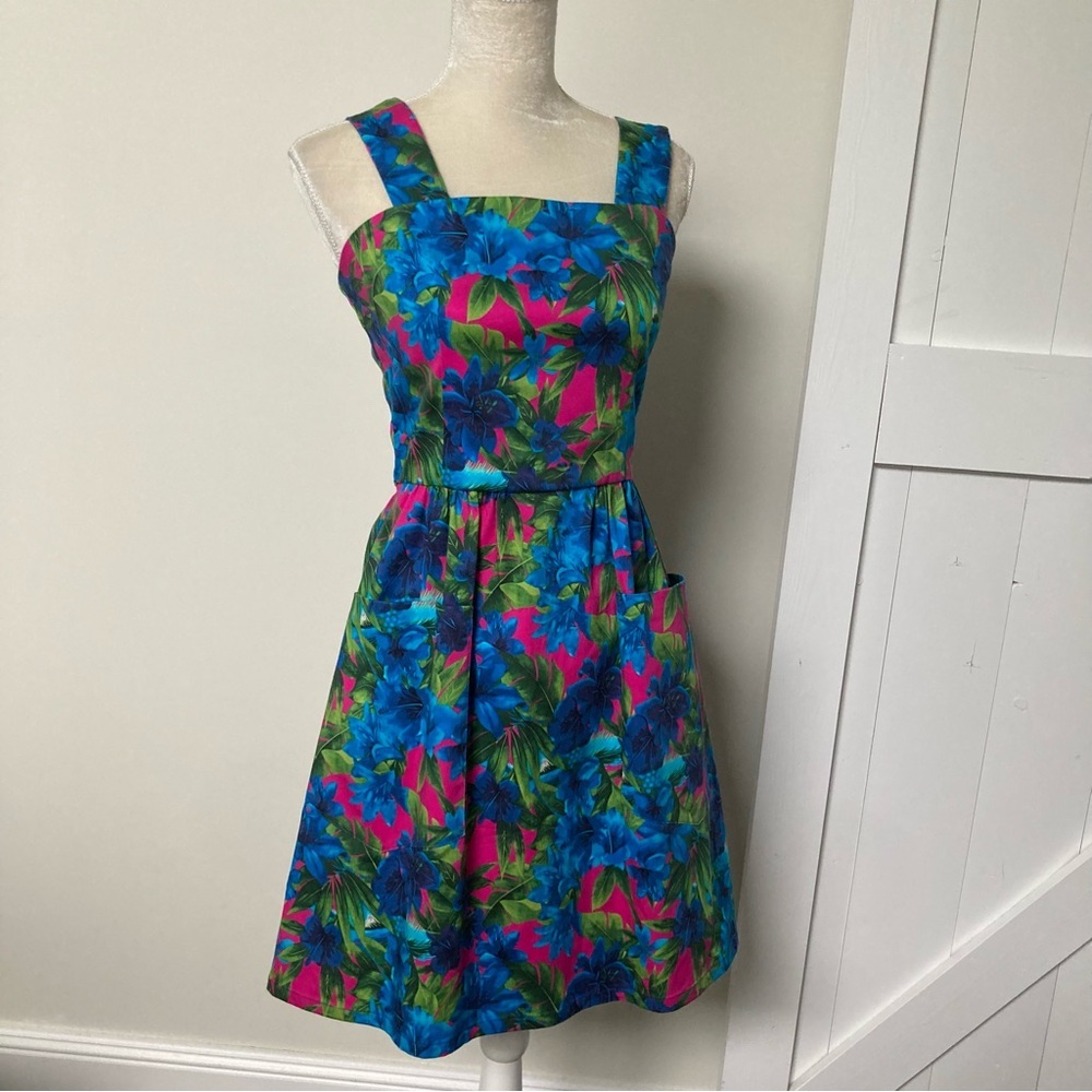 Never a Wallflower Malia dress fit Hawaiian floral 50s style pin up pockets S